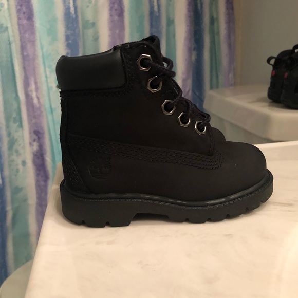 Toddler classic 6” black timbs - Picture 2 of 6